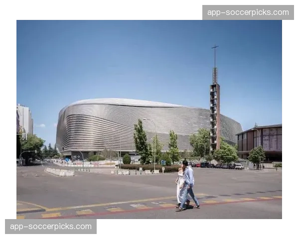 伯纳乌翻新工程竣工,新增可开合屋顶通过欧足联验收 伯纳乌翻新工程竣工,新增可开合屋顶通过欧足联验收